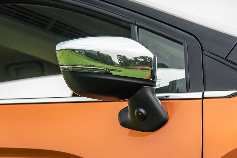Gương chiếu hậu Xpander Cross mạ crom tích hợp đèn báo rẽ, camera 360 độ được trang bị sẵn